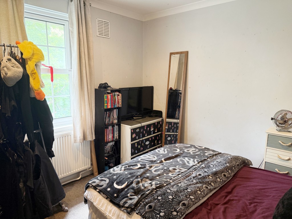 Lot: 11 - TWO-BEDROOM FLAT FOR INVESTMENT IN TOWN CENTRE - Main Bedroom